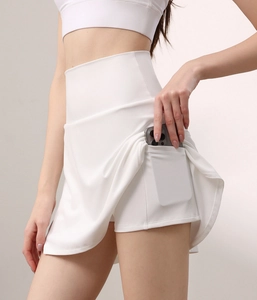 Dettaglio di una gonna pantalone sportiva bianca con tasca interna per cellulare