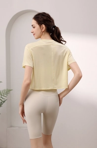 Detail des locker sitzenden hellgelben Yoga-Tops aus atmungsaktivem Tencel-Gewebe