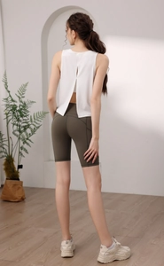 Dettaglio del top sportivo in nylon con schiena scoperta e pantaloncini da ciclista