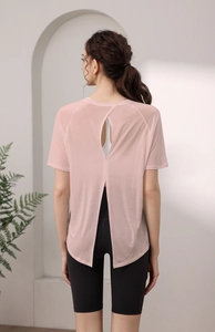 Détail montrant l'ourlet fendu et la conception du dos évidé du haut de yoga rose poudré