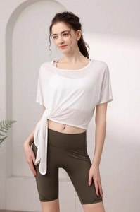 Détail du haut de sport en mesh blanc avec lien latéral et short cycliste olive