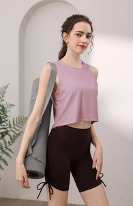 Détail du débardeur de yoga rose côtelé et du short marron taille haute avec cordon de serrage