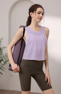 Detail von hellviolettem atmungsaktivem Yoga-Oberteil und olivgrüner Radlerhose mit Seitentasche