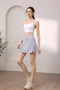 Dettaglio di una gonna da tennis color lavanda con spacco laterale e reggiseno sportivo