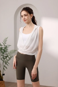 Haut de yoga blanc sans manches avec capuche et design croisé avec short de sport olive