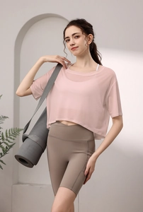 Detail von rosa Netz-T-Shirt-Stoff und Crossover-Taille Yoga-Shorts für Damen-Fitness