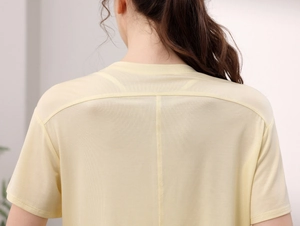 Detailansicht der Rückennaht und des Tencel-Stoffs dieses gelben Yoga-Tops