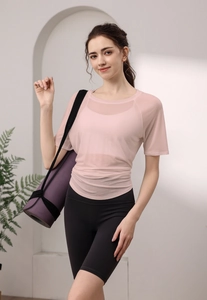 Haut de yoga en mesh rose translucide avec fente latérale et détail de brassière