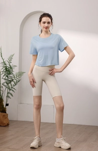 Lockeres hellblaues Tencel-Yoga-Oberteil mit beige Fitness-Shorts mit hoher Taille