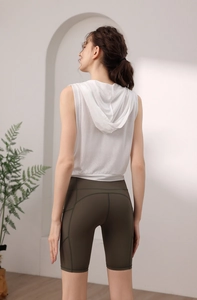 Vue arrière du débardeur à capuche blanc et du short de yoga taille haute olive