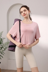 Détail d'un haut de yoga en modal rose et d'un short de cyclisme à taille haute