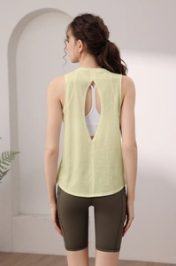 Dettaglio del top da yoga in tencel con apertura a goccia sulla schiena e tessuto