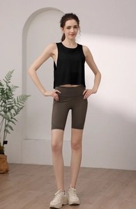 Detailansicht des atmungsaktiven Tencel-Tops und der olivgrünen Fitness-Shorts