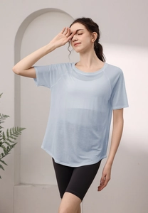 Détail d'un haut de yoga bleu clair en tissu tencel respirant avec ourlet arrondi