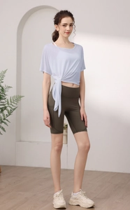 Vue détaillée du haut de sport en Tencel avec nœuds à la taille et poches latérales