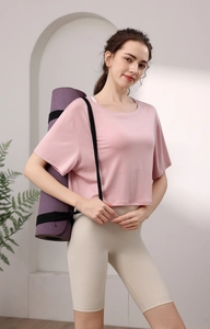 Vue détaillée du haut de yoga rose en modal avec tissu respirant et coupe courte