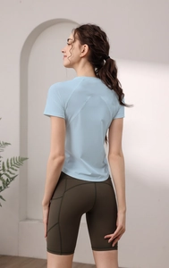 Vista dettagliata del design senza cuciture sul retro di una maglietta da yoga blu chiaro
