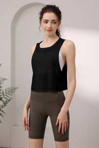 Detail eines lockeren schwarzen atmungsaktiven Yoga-Tops mit weitem Armausschnitt
