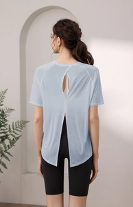 Détail du haut de yoga bleu clair avec dos ouvert respirant et tissu en maille douce