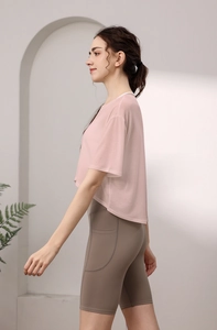Detail von lockerem rosa Tencel-Mesh-Top und braunen High-Waist-Shorts mit Seitentaschen