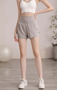 Détail du short de fitness taille haute avec large ceinture et design anti-exposition