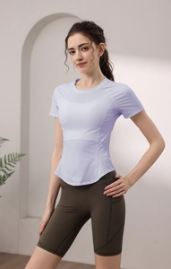 Dettaglio della maglietta sportiva lavanda e pantaloncini da yoga verde oliva con tasche