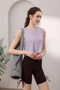 Détail du débardeur de sport côtelé lavande et short marron avec détails de cordon