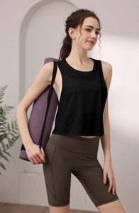Nahaufnahme des schwarzen Sport-Oberteils kombiniert mit olivgrüner High-Waist Radlerhose