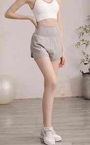 Détail du short de sport gris taille haute avec haut licou blanc en salle de sport