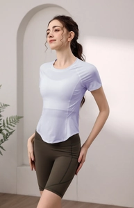 Dettaglio top yoga viola e pantaloncini da ciclismo verdi a vita alta da donna