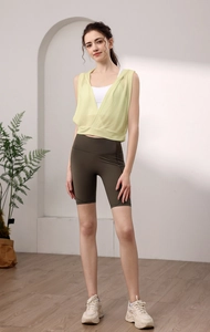 Détail du haut de yoga à capuche ample et du short de cyclisme à taille haute pour femme