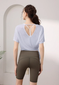 Détail du haut de sport en Tencel avec dos en V et short de yoga vert olive