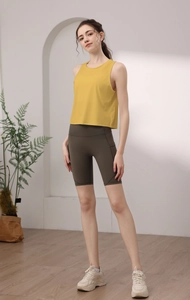 Canotta sportiva giallo zenzero e pantaloncini da ciclista verde oliva per yoga e fitness