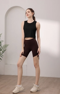 Détail du crop top côtelé et short de cycliste taille haute avec cordon de serrage