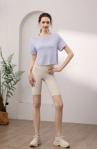 Damen Sport-Set mit lockerem lavendelfarbenem Crop-Top und beigen Radlerhosen