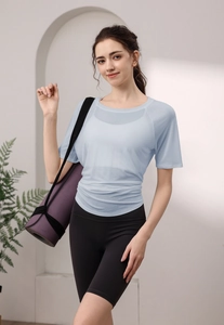 Vue détaillée du t-shirt de yoga bleu clair léger avec fentes latérales pour le fitness