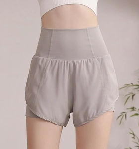Détail du short de sport gris clair à taille haute avec doublure intérieure anti-exposition