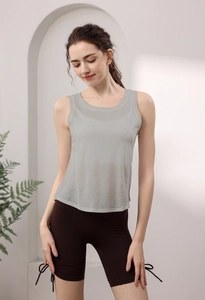 Dettaglio della canotta sportiva in mesh grigio leggero con tessuto in cotone lyocell