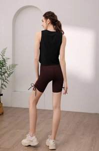 Vue détaillée de l'ensemble de yoga avec débardeur noir et short bordeaux à cordon