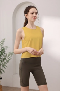Dettaglio del gilet yoga in nylon e leggings verdi con tasca laterale per cellulare