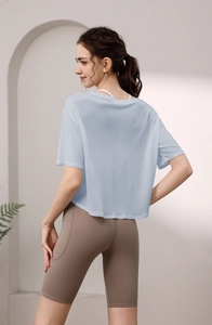 Detail der kaffeebraunen Radlerhose mit hoher Taille und praktischer Seitentasche