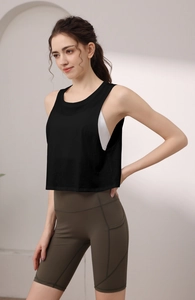 Detailansicht des schwarzen Yoga-Crop-Tops mit Seitenschlitzen und olivfarbenen Shorts