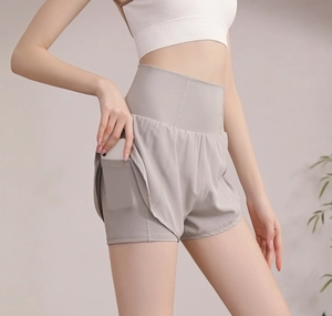 Détail du short taille haute avec doublure intérieure et poche latérale pour téléphone
