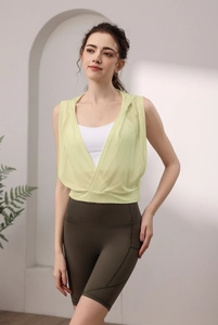 Détail du haut de yoga vert clair et du short de sport taille haute vert olive foncé