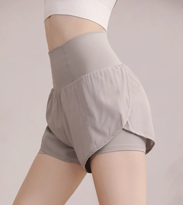 Vue latérale du short de sport taille haute avec couche extérieure ample et doublure extensible