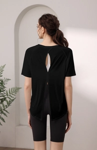 Détail du t-shirt de yoga noir pour femme avec maille respirante et fente au dos