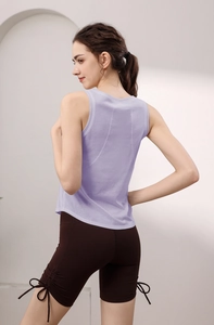 Dettaglio del gilet sportivo in Lyocell lavanda con cuciture posteriori e pantaloncini con lacci