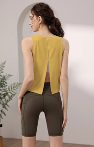 Dettaglio del canotta sportiva in nylon con un elegante spacco verticale sulla schiena