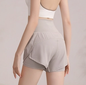 Vue détaillée du short de course gris clair à taille haute avec design anti-frottement double