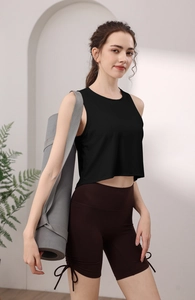 Détail de la texture côtelée du débardeur de sport noir avec short de yoga à cordon marron